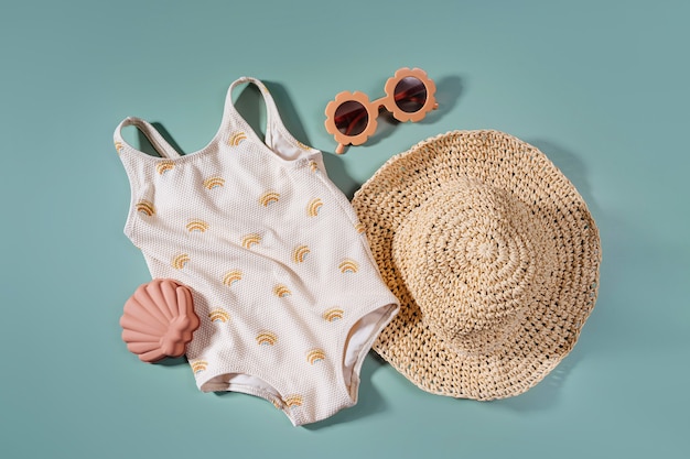 Bovenaanzicht van strand zomeraccessoires voor kinderen. Mode zwempak en hoed voor kinderen. plat leggen