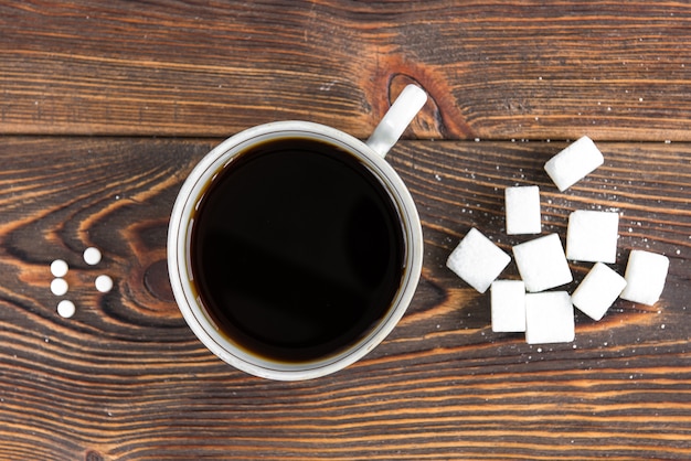 Bovenaanzicht van suiker en zoetstof met kopje koffie