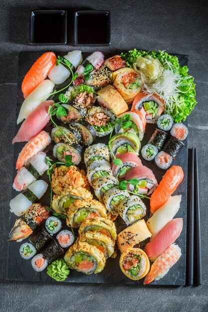 Bovenaanzicht van sushi set geserveerd met wasabi