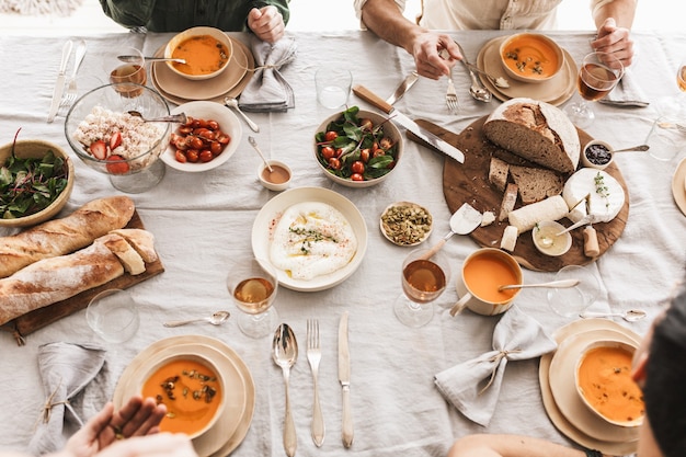 Bovenaanzicht van tafel vol heerlijk eten