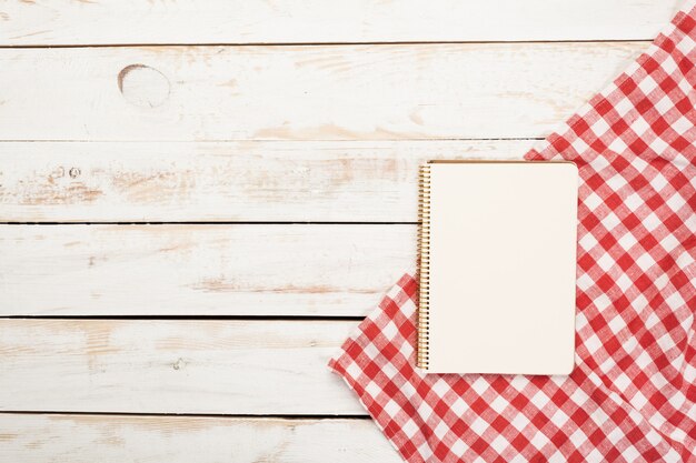 Bovenaanzicht van tafelkleed, keuken servet op houten tafel