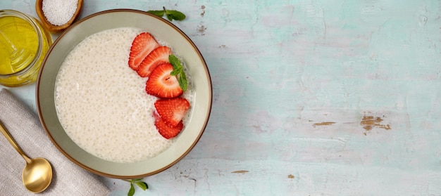 Bovenaanzicht van tapiocapudding met plantaardige melk