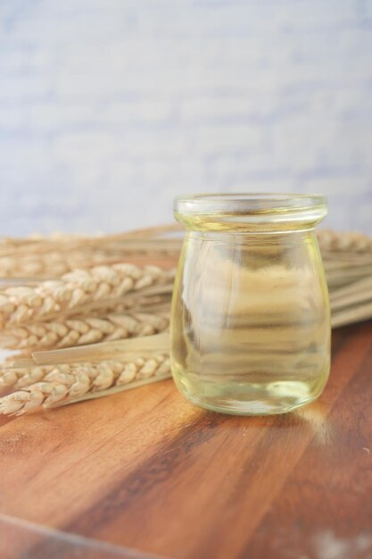 Bovenaanzicht van tarwe bakolie fles op tafel