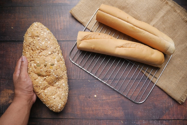 Bovenaanzicht van tarwe bruin gebakken brood op tafel