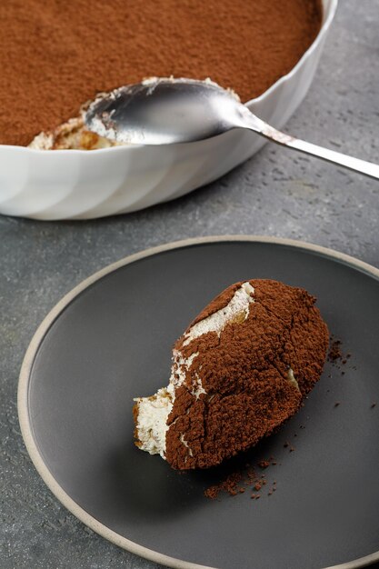 Bovenaanzicht van tiramisu cake