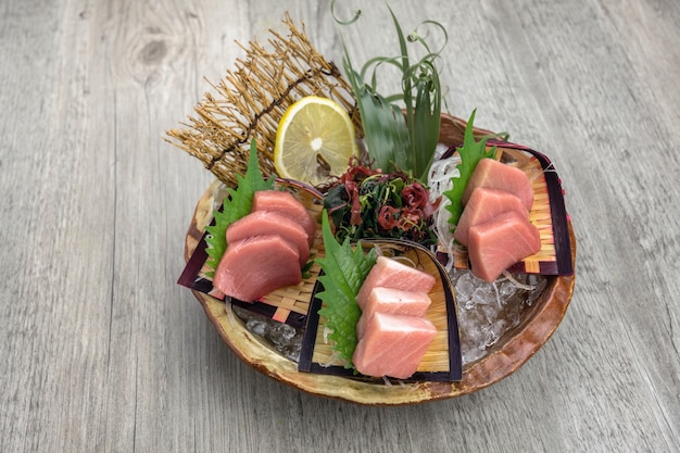 Bovenaanzicht van tonijn-sashimi-set inclusief Otoro, Chutoro en Akami met ijs op tafel