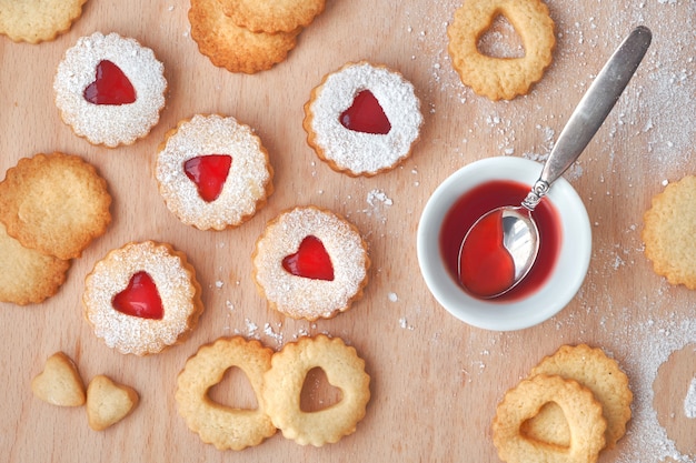 Bovenaanzicht van traditionele Linzer kerstkoekjes