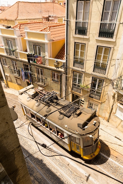 Bovenaanzicht van tram op smalle Europese straat