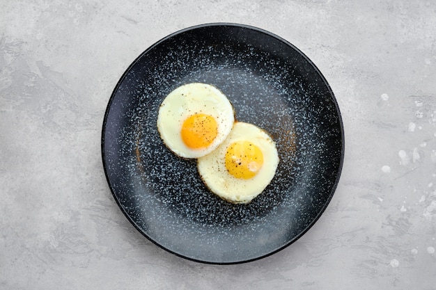 Bovenaanzicht van twee gebakken eieren op een bord