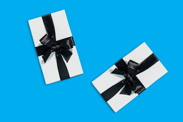 Bovenaanzicht van twee geschenkdozen met een lint op blauwe achtergrond