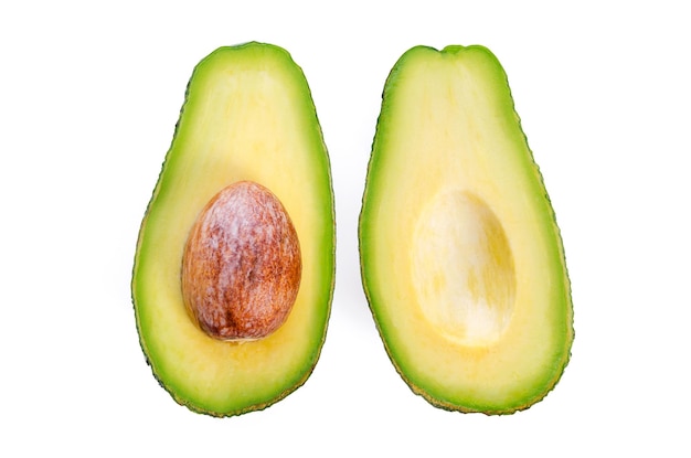 Bovenaanzicht van twee verse avocado plakjes met kern geïsoleerd op een witte achtergrond in close-up
