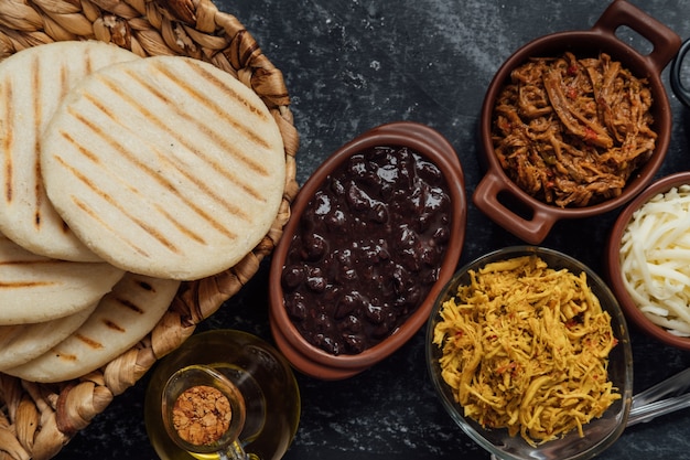 Bovenaanzicht van typisch Latijns-Amerikaans eten Groep arepas en verschillende soorten ingrediënten