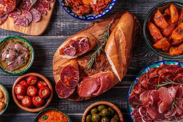 bovenaanzicht van typisch Spaanse tapas