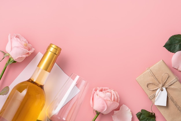 Bovenaanzicht van Valentijnsdag cadeau met wijn en roze roos boeket op roze achtergrond ontwerpconcept