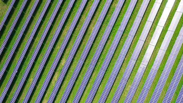 Bovenaanzicht van vele rijen fotovoltaïsche zonnepanelen voor het opwekken van groene stroom