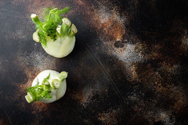 Bovenaanzicht van venkelbollen op oude rustieke tafel