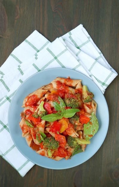 Bovenaanzicht van verrukkelijke vers gekookte Penne Pasta in Marinara saus op keukentafel