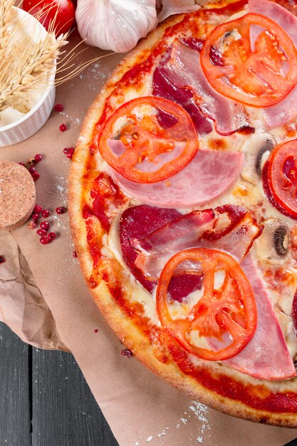 Bovenaanzicht van vers gebakken pizza