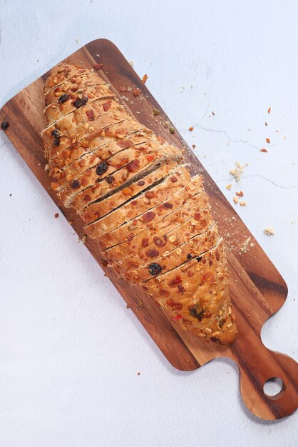 bovenaanzicht van vers gebakken wenkbrauwbrood op tafel.