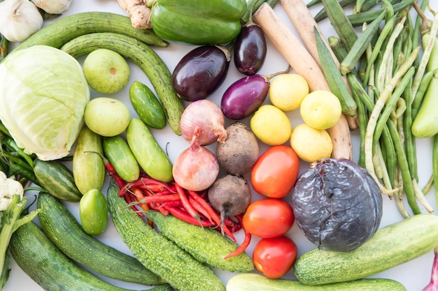 Bovenaanzicht van vers geoogste rijpe groenten en fruit