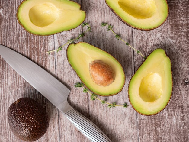 Bovenaanzicht van vers gesneden avocado op een houten bord