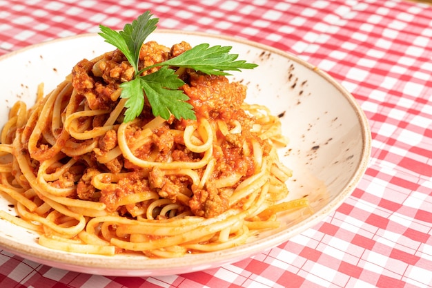 Bovenaanzicht van verschillende Italiaanse gerechten, waaronder desserts op een betonnen achtergrond.