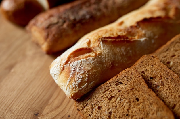 Bovenaanzicht van verschillende soorten brood op een houten ondergrond