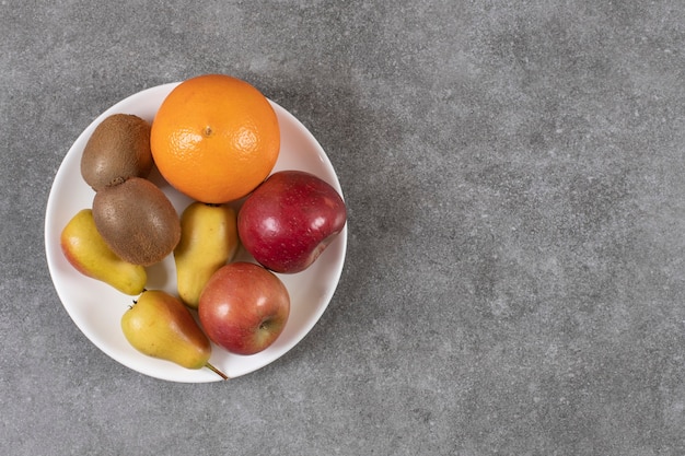 Bovenaanzicht van verschillende soorten fruit op plaat