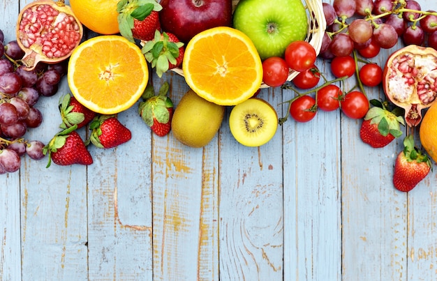 Foto bovenaanzicht van verschillende soorten groenten en fruit