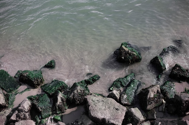 Bovenaanzicht van verschillende stenen op zee.