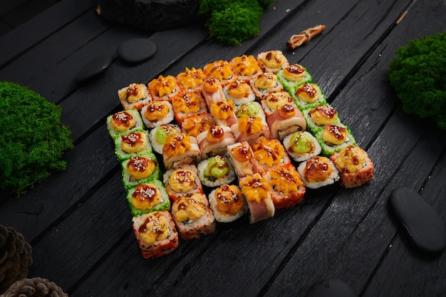 Bovenaanzicht van verschillende sushi en broodjes geplaatst op stenen bord Japans eten fest bovenaanzicht plat lag