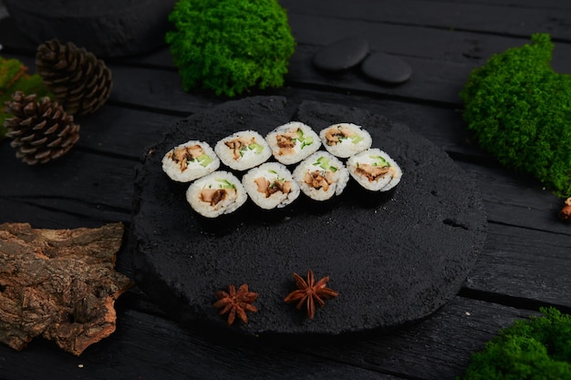 Bovenaanzicht van verschillende sushi en broodjes geplaatst op stenen bord Japans eten fest bovenaanzicht plat lag