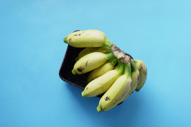 Bovenaanzicht van verse banaan in een kom op tafel