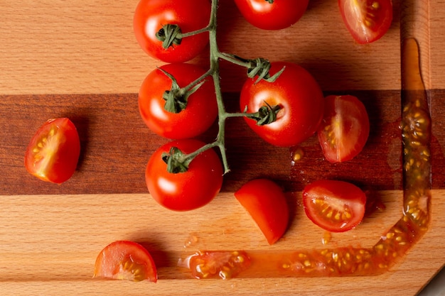 Bovenaanzicht van verse cherrytomaatjes op een houten snijplank