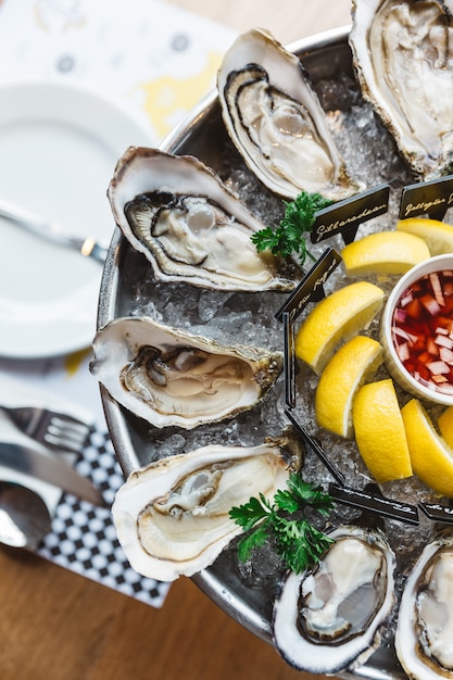 Bovenaanzicht van verse oesters en veel soorten verse oesters.