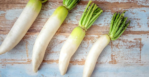 Bovenaanzicht van verse witte radijs groente geplaatst op een oude houten backgroundraw radish