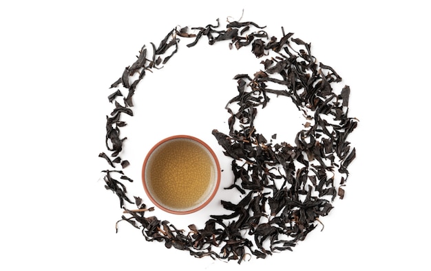Bovenaanzicht van verse zwarte thee en bladeren in Taiwan, Aziatische cultuur ontwerpconcept lay-out.