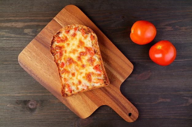 Bovenaanzicht van versgebakken zelfgemaakte pizzatoast met een paar verse tomaten