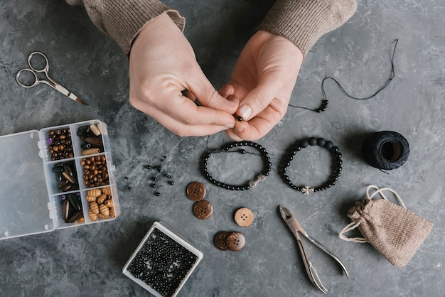 Foto bovenaanzicht van vrouw accessoires maken