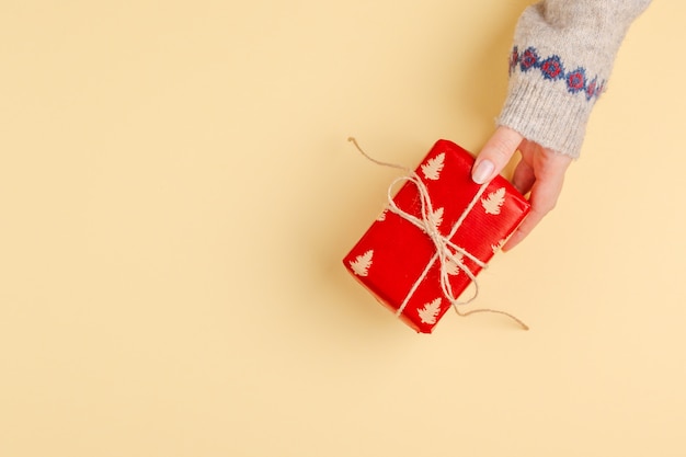 Foto bovenaanzicht van vrouw handen met geschenkdoos