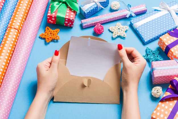 Bovenaanzicht van vrouw met een envelop