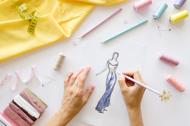 Bovenaanzicht van vrouw ontwerpen kledingstuk om te naaien
