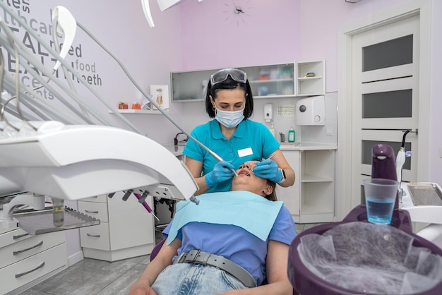 Bovenaanzicht van vrouwelijke patiëntentanden wiens tanden naar tandartsvrouw kijken