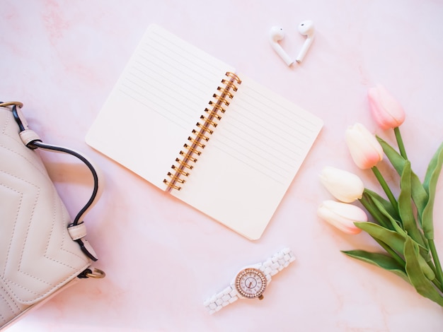 Foto bovenaanzicht van vrouwen bureau