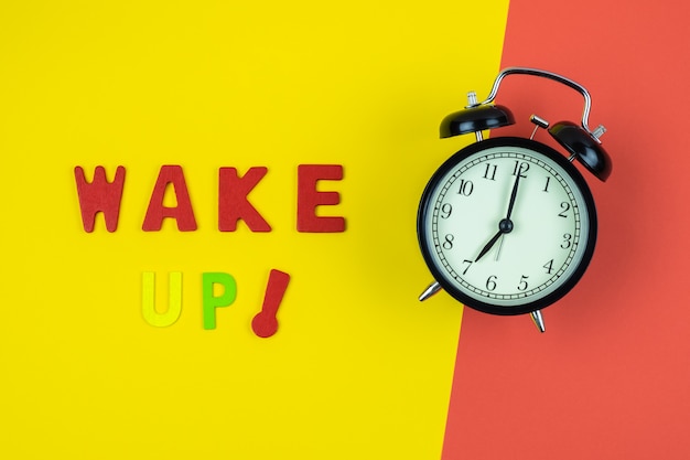 Bovenaanzicht van Wake Up-formulering met klassieke klok