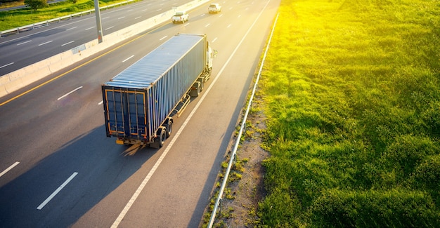 Bovenaanzicht van White Truck bewegingsonscherpte op snelweg weg met container