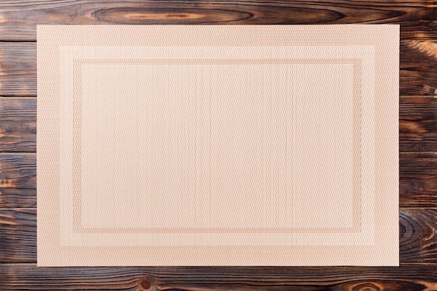 Bovenaanzicht van wit tafellaken voor voedsel op houten achtergrond. Lege ruimte voor uw ontwerp