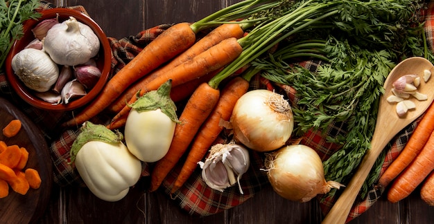 Foto bovenaanzicht van wortelen met uien en knoflook