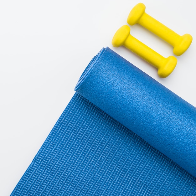 Bovenaanzicht van yoga mat en gewichten