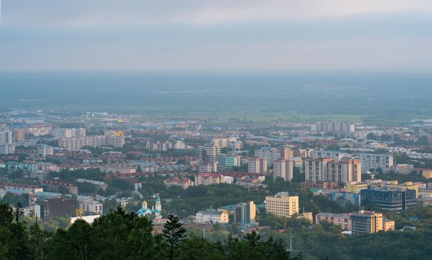 Bovenaanzicht van YuzhnoSakhalinsk vanaf Mount Bolshevik